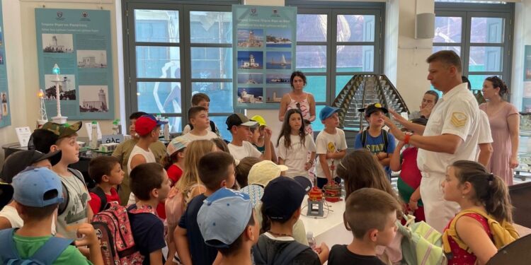 Επίσκεψη μαθητών στην έκθεση «Πέτρινοι Φάροι» του Πολεμικού Ναυτικού στο Μέγαρο Χρυσόγελου