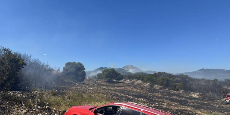 Έσβησε η φωτιά στον Ταξιάρχη Θέρμου. Σε επιφυλακή οι πυροσβέστες για το φόβο αναζωπύρωσης