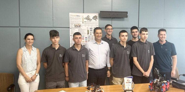 Ο Δήμαρχος Αγρινίου συνεχάρη τους μαθητές που διακρίθηκαν στον παγκόσμιο διαγωνισμό ρομποτικής RoboCup 2025