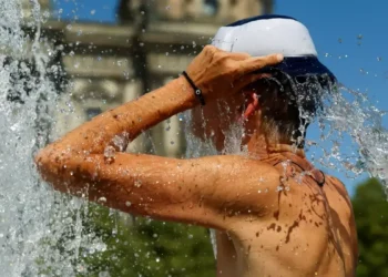 Καιρός: Εκρηκτικό «κοκτέιλ» ζέστης και ενισχυμένων ανέμων μετά το διήμερο δροσιάς – «Πορτοκαλί» συναγερμός για εκδήλωση φωτιάς την Κυριακή