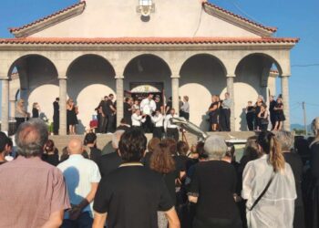 Αγρίνιο: Σπαραγμός στην κηδεία της δίχρονης Αλεξάνδρας – Συντετριμμένοι οι γονείς από την αδιανόητη τραγωδία