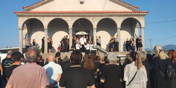 Αγρίνιο: Σπαραγμός στην κηδεία της δίχρονης Αλεξάνδρας – Συντετριμμένοι οι γονείς από την αδιανόητη τραγωδία