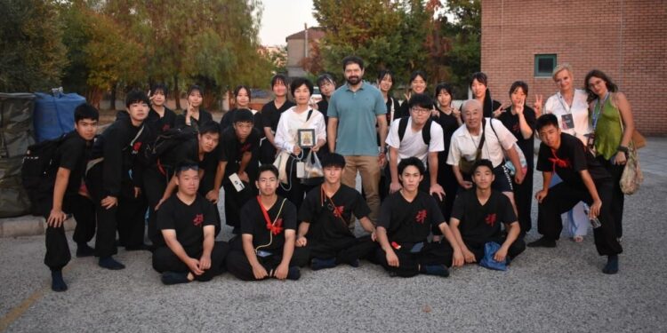 Γιατί ο Κ. Κιτσοπάνος τίμησε την ομάδα της Ιαπωνίας. Τους χάρισε την εικόνα της Αγίας Φωτεινής.