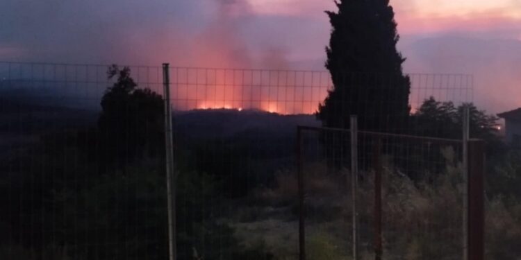 Μια ανάσα από το χωριό Σταμνά η φωτιά. Χτύπησαν οι καμπάνες