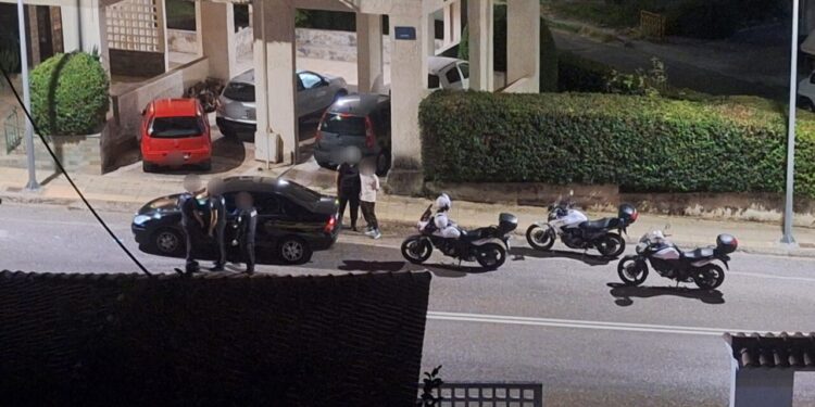 Αγρίνιο: Καταδίωξη μετά από παραβίαση «κόκκινου» – Συνελήφθη συνεπιβάτης με χασίς