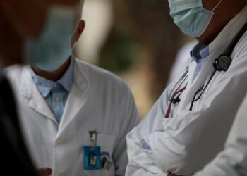 Χειροπέδες στον διευθυντή καρδιοχειρουργικής του Ιπποκράτειου – Ζητούσε φακελάκια χιλιάδων ευρώ