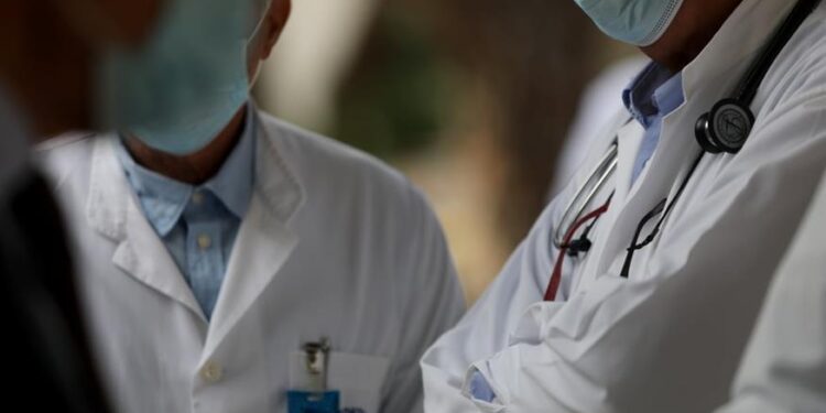 Χειροπέδες στον διευθυντή καρδιοχειρουργικής του Ιπποκράτειου – Ζητούσε φακελάκια χιλιάδων ευρώ