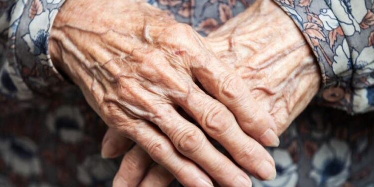 Άγιος Κων/νος: επίδοξος διαρρήκτης προσπάθησε να “μπουκάρει” σε δίπατη κατοικία που ζει ηλικιωμένη τετραπληγική γυναίκα. Ο αντιδήμαρχος Λ. Σκουφής τον απέτρεψε