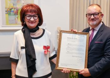 Τιμήθηκε η πρόεδρος της Βυρωνικής Εταιρείας Ρόζα Φλώρου από τον Βασιλιά Κάρολο