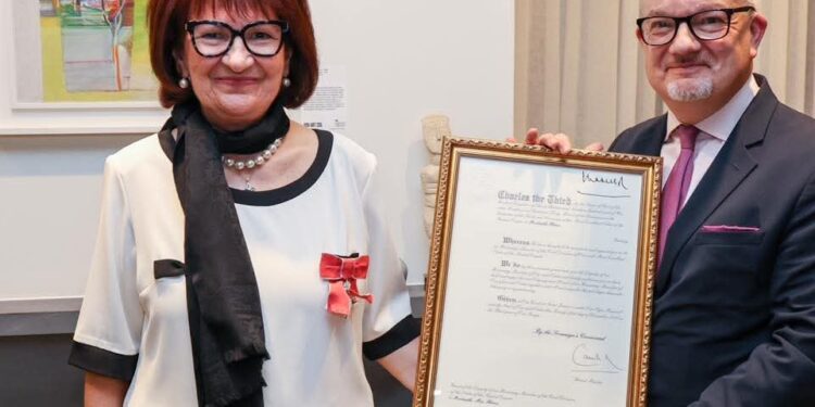 Τιμήθηκε η πρόεδρος της Βυρωνικής Εταιρείας Ρόζα Φλώρου από τον Βασιλιά Κάρολο