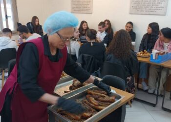 Παρούσες στα συσσίτια οι εθελόντριες της ενορίας του Αγίου Δημητρίου Αγρινίου ανήμερα της 28ης Οκτωβρίου.