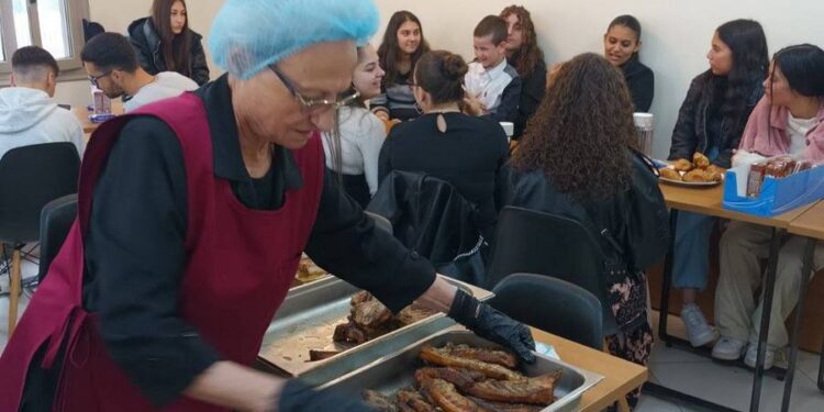 Παρούσες στα συσσίτια οι εθελόντριες της ενορίας του Αγίου Δημητρίου Αγρινίου ανήμερα της 28ης Οκτωβρίου.