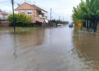 Μεσολόγγι: ΡΟΜΑ ξυλοφόρτωσαν χειριστή jcb όταν πήγε να ανοίξει αυλάκι για να φύγουν τα νερά της πλημμύρας