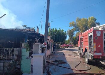 Μεσολόγγι: φωτιά κατέκαψε δυο σπίτια στο Νεοχώρι. Ζημιές και σε δυο καταστήματα.