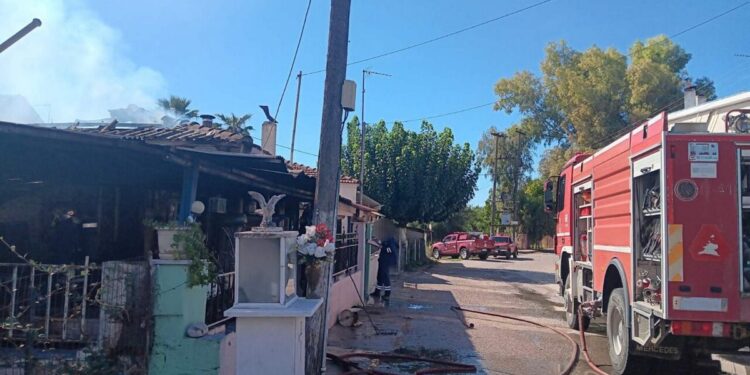 Μεσολόγγι: φωτιά κατέκαψε δυο σπίτια στο Νεοχώρι. Ζημιές και σε δυο καταστήματα.