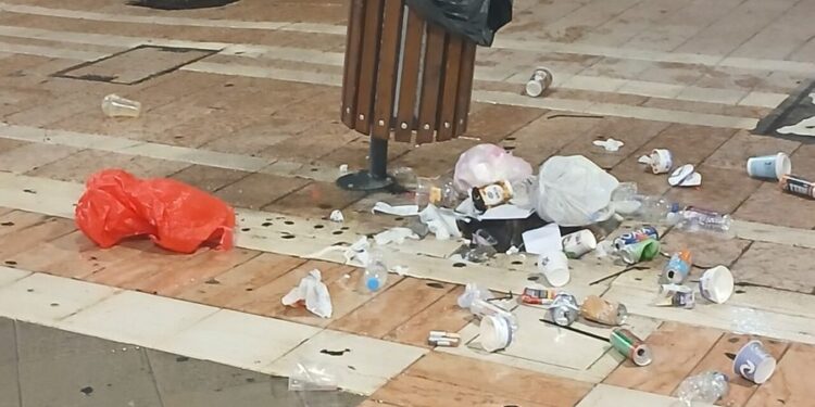 Αγρίνιο: κατέστρεψαν καλαθάκια και ζαρντινιέρες. Παπαναστασίου: Ο δήμος Αγρινίου θα κινηθεί νομικά, για καταστροφή δημόσιας περιουσίας”.