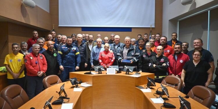 Προσφορά 130 στολών πυρόσβεσης στις εθελοντικές οργανώσεις της Δυτικής Ελλάδας