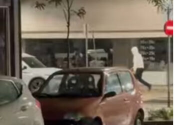 VIDEO Ντοκουμέντο: νεαροί αποχωρούν από το κέντρο του Αγρινίου, λίγο μετά τους βανδαλισμούς