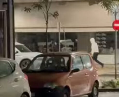 VIDEO Ντοκουμέντο: νεαροί αποχωρούν από το κέντρο του Αγρινίου, λίγο μετά τους βανδαλισμούς