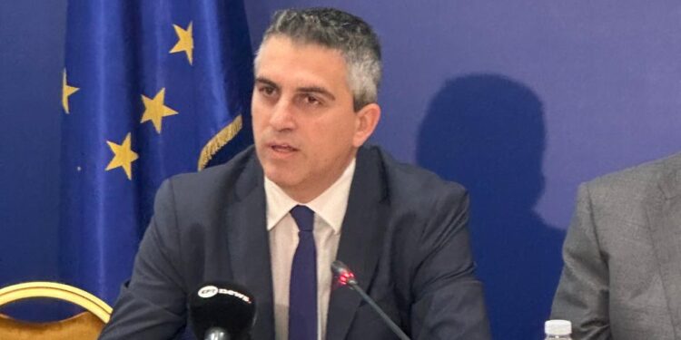 Ο Υπουργός Υποδομών και Μεταφορών Χρίστος Δήμας παρουσιάζει το έργο του τριπλού κόμβου Σκαραμαγκά για την αποσυμφόρηση της κυκλοφορίας στην Αττική.