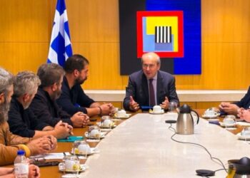 Ο Κωστής Χατζηδάκης και ο Κώστας Τσιάρας σε συνάντηση με εκπροσώπους κτηνοτρόφων της Κρήτης για τις πληρωμές επιδοτήσεων και τη βασική ενίσχυση μέσω ΟΠΕΚΕΠΕ