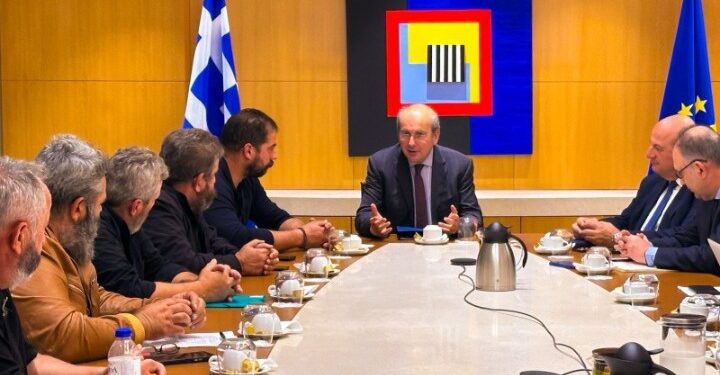 Ο Κωστής Χατζηδάκης και ο Κώστας Τσιάρας σε συνάντηση με εκπροσώπους κτηνοτρόφων της Κρήτης για τις πληρωμές επιδοτήσεων και τη βασική ενίσχυση μέσω ΟΠΕΚΕΠΕ