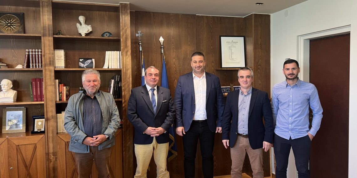 Ο Αντιπεριφερειάρχης Αιτωλοακαρνανίας Θανάσης Μαυρομμάτης σε συνάντηση με το Διοικητικό Συμβούλιο του Εμποροβιομηχανικού Συλλόγου Μεσολογγίου στο Διοικητήριο της Περιφέρειας Δυτικής Ελλάδας.