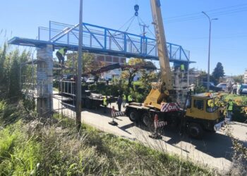 Θανάσης Μαυρομμάτης: πολύ σύντομα η πεζογέφυρα θα δοθεί σε χρήση. Ασανσέρ για ΑΜΕΑ και ενίσχυση στις κολώνες.