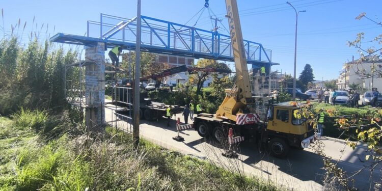 Θανάσης Μαυρομμάτης: πολύ σύντομα η πεζογέφυρα θα δοθεί σε χρήση. Ασανσέρ για ΑΜΕΑ και ενίσχυση στις κολώνες.