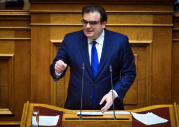 Ο Υπουργός Εθνικής Οικονομίας και Οικονομικών Κυριάκος Πιερρακάκης ανακοινώνει στη Βουλή πρόσθετες νομοθετικές παρεμβάσεις για τη στήριξη των ακριτικών περιοχών με μείωση τεκμηρίων και κατάργηση ΕΝΦΙΑ.