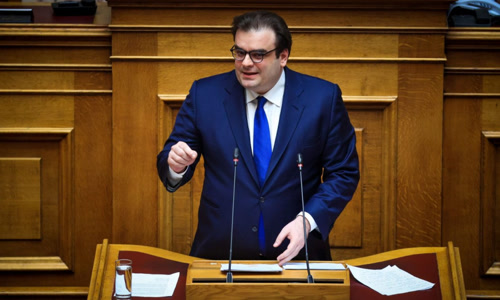 Ο Υπουργός Εθνικής Οικονομίας και Οικονομικών Κυριάκος Πιερρακάκης ανακοινώνει στη Βουλή πρόσθετες νομοθετικές παρεμβάσεις για τη στήριξη των ακριτικών περιοχών με μείωση τεκμηρίων και κατάργηση ΕΝΦΙΑ.