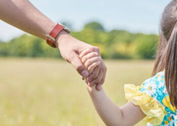 56 εκατ. ευρώ για τις «Νταντάδες της Γειτονιάς» – Απόφαση Παπαθανάση για καθολική εφαρμογή