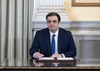 Έγκληση–μήνυση του ΥΠΕΘΟΟ και Πιερρακάκη για παραπλανητική διαφήμιση deepfake στο Facebook