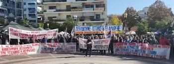 Συνταξιούχοι σε πορεία στην Πάτρα με πανό και συνθήματα για αυξήσεις και δικαιώματα.