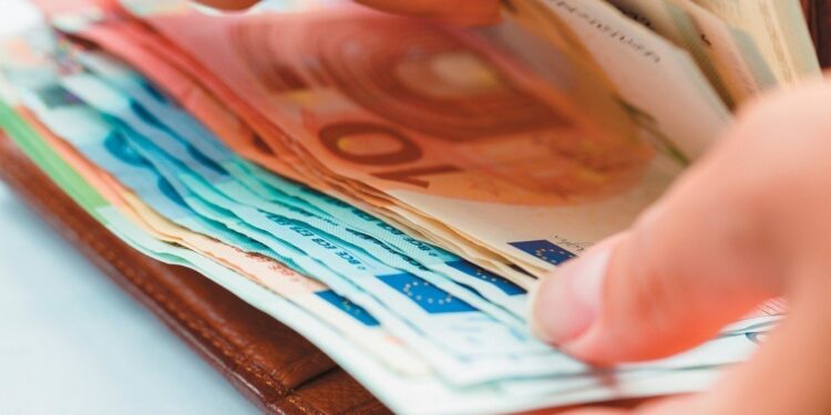 Από αύριο οι ενισχύσεις 250€ και επιστροφή ενοικίου – Ωφελούνται 2,4 εκατ. πολίτες