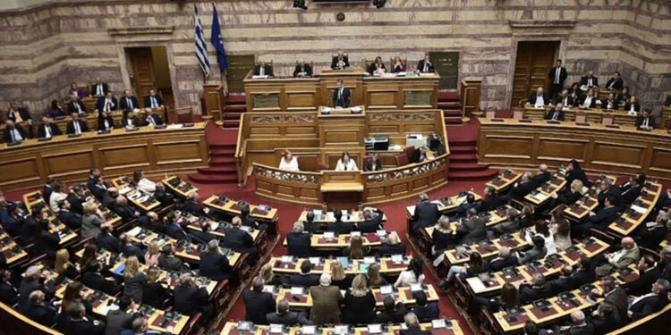 Με συντριπτική πλειοψηφία εγκρίθηκε από τη Βουλή η φορολογική μεταρρύθμιση για το δημογραφικό και τη μεσαία τάξη