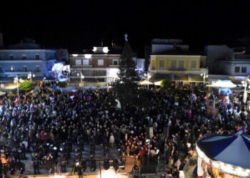 Μεσολόγγι: Σε γιορτινή ατμόσφαιρα η φωταγώγηση του χριστουγεννιάτικου δέντρου στην κεντρική πλατεία