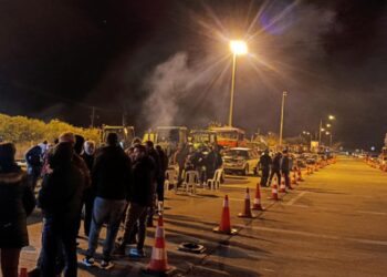 Αγγελόκαστρο, κλείνουν ξανά το δρόμο οι αγρότες. video foto