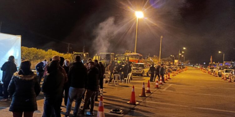 Αγγελόκαστρο, κλείνουν ξανά το δρόμο οι αγρότες. video foto