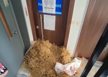 Αγρίνιο: «Δώρα» διαμαρτυρίας από αγρότες στα γραφεία κυβερνητικών βουλευτών