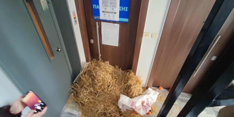 Αγρίνιο: «Δώρα» διαμαρτυρίας από αγρότες στα γραφεία κυβερνητικών βουλευτών