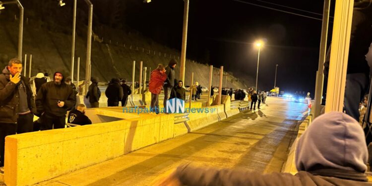 Αγρότες άνοιξαν τα διόδια Κλόκοβας στην Ιόνια Οδό – Κλιμακώνουν τις κινητοποιήσεις τους