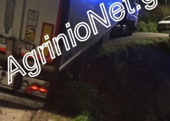 Μακρυνού: νταλίκα ακινητοποιήθηκε με τις ρόδες στον αέρα. Ο Ινδός οδηγός μπλόκαρε την κυκλοφορία