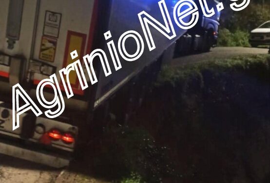 Μακρυνού: νταλίκα ακινητοποιήθηκε με τις ρόδες στον αέρα. Ο Ινδός οδηγός μπλόκαρε την κυκλοφορία