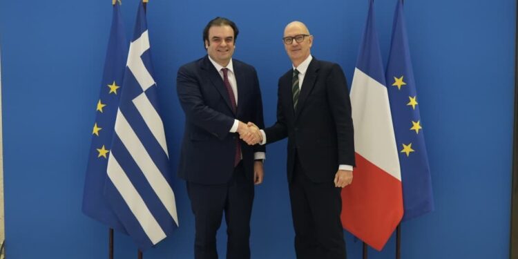 Συνάντηση Πιερρακάκη – Lescure: Ενίσχυση της στρατηγικής συνεργασίας Ελλάδας – Γαλλίας