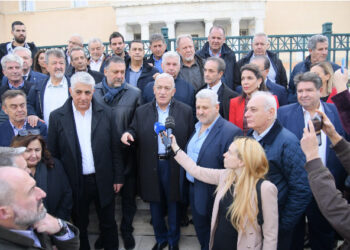 Μαζικό μήνυμα από τους Δήμους – Ώρα ευθύνης για την Πολιτεία. Κινητοποιήσεις δημάρχων έξω από τη Βουλή