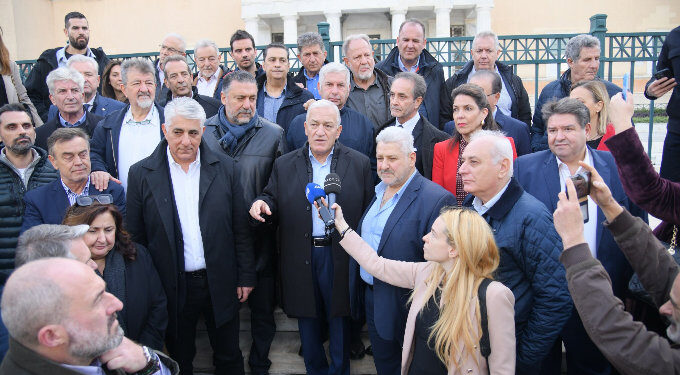 Μαζικό μήνυμα από τους Δήμους – Ώρα ευθύνης για την Πολιτεία. Κινητοποιήσεις δημάρχων έξω από τη Βουλή