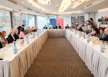 Συνάντηση Πιερρακάκη με πρέσβεις ΕΕ – Επιτάχυνση μεταρρυθμίσεων & δημοσιονομική ισορροπία