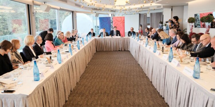 Συνάντηση Πιερρακάκη με πρέσβεις ΕΕ – Επιτάχυνση μεταρρυθμίσεων & δημοσιονομική ισορροπία