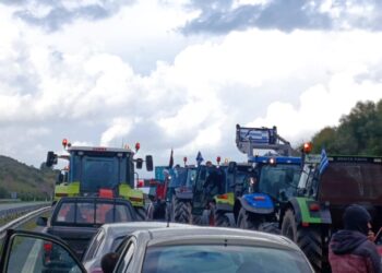 Τρακτέρ στους δρόμους: αγροτικό μπλακάουτ κόβει τη Δυτική Ελλάδα στη μέση